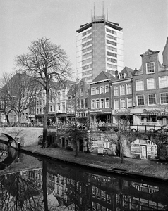 66706 Gezicht op de huizen met werfkelders Oudegracht 114-130 te Utrecht met op de achtergrond de Neudeflat ...